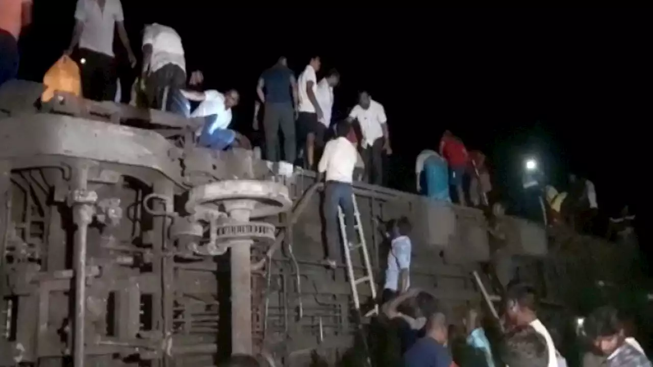 Al menos 120 muertos y 800 heridos en un choque entre dos trenes en el este de la India