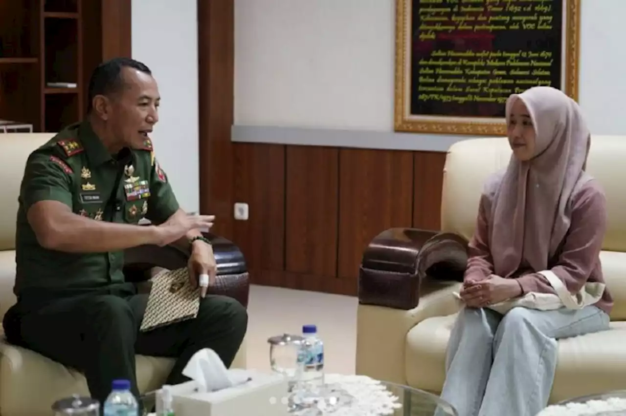 Momen Jenderal TNI Bintang 2 Bertemu Mahasiswi Cantik Kuli Panggul Semen