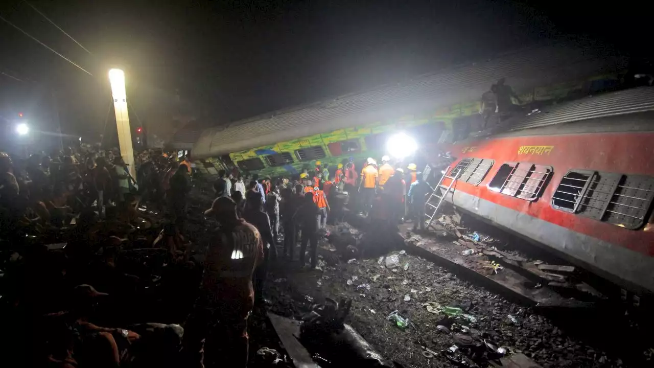 India train crash kills over 280, injures 900