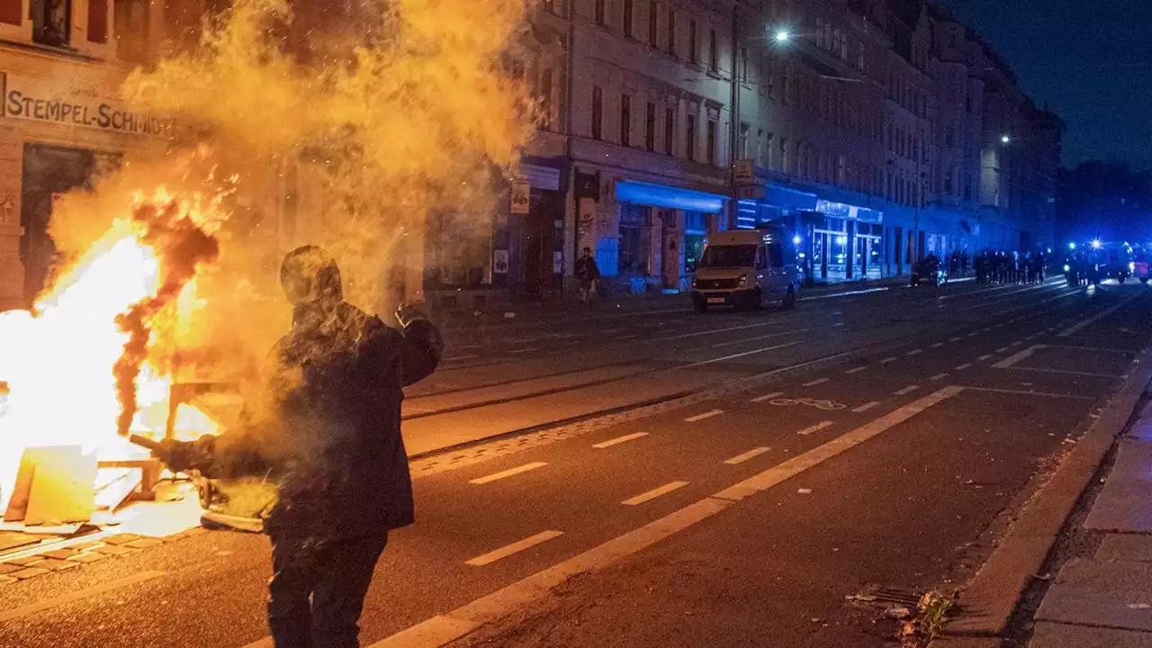 Raketen, Steine, Flaschen: Leipzig-Randale am Tag der verbotenen „Tag X“-Demo