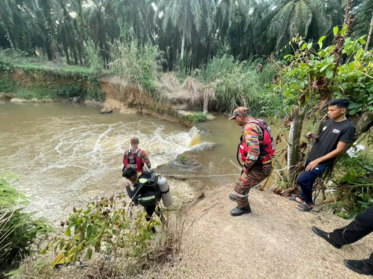 Pemuda lemas selepas terjun dalam sungai