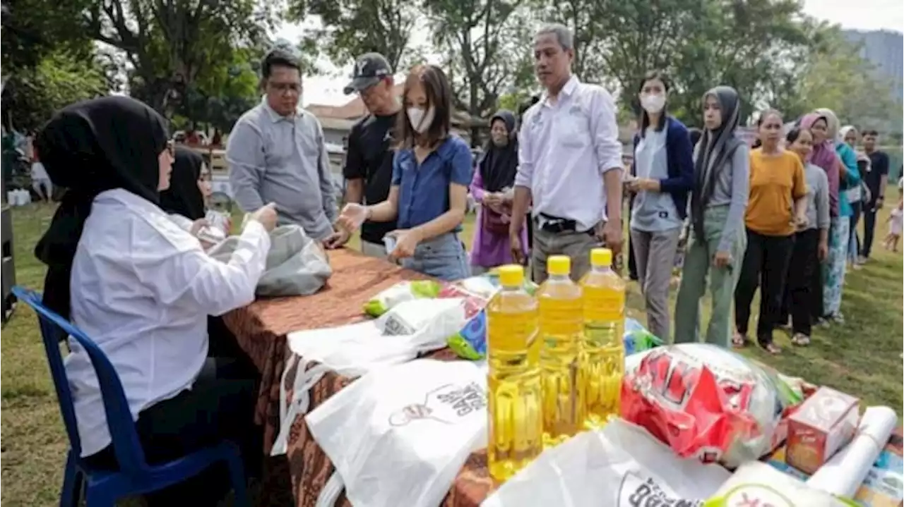 Warga Tangsel Dapat Sembako Harga Murah