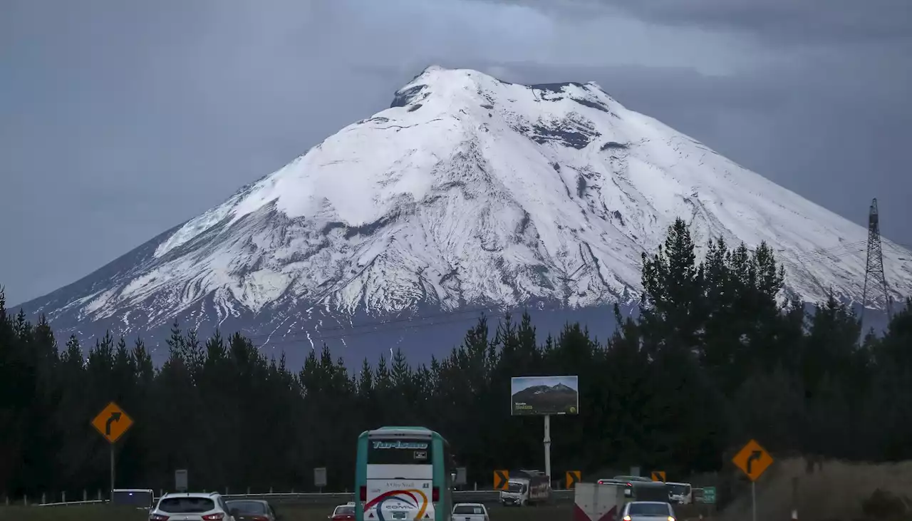 El volcán Cotopaxi, en Ecuador, lanza ceniza a unos mil metros de altitud