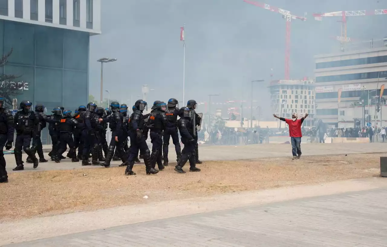 Un communiqué de syndicats de police décrié par la gauche