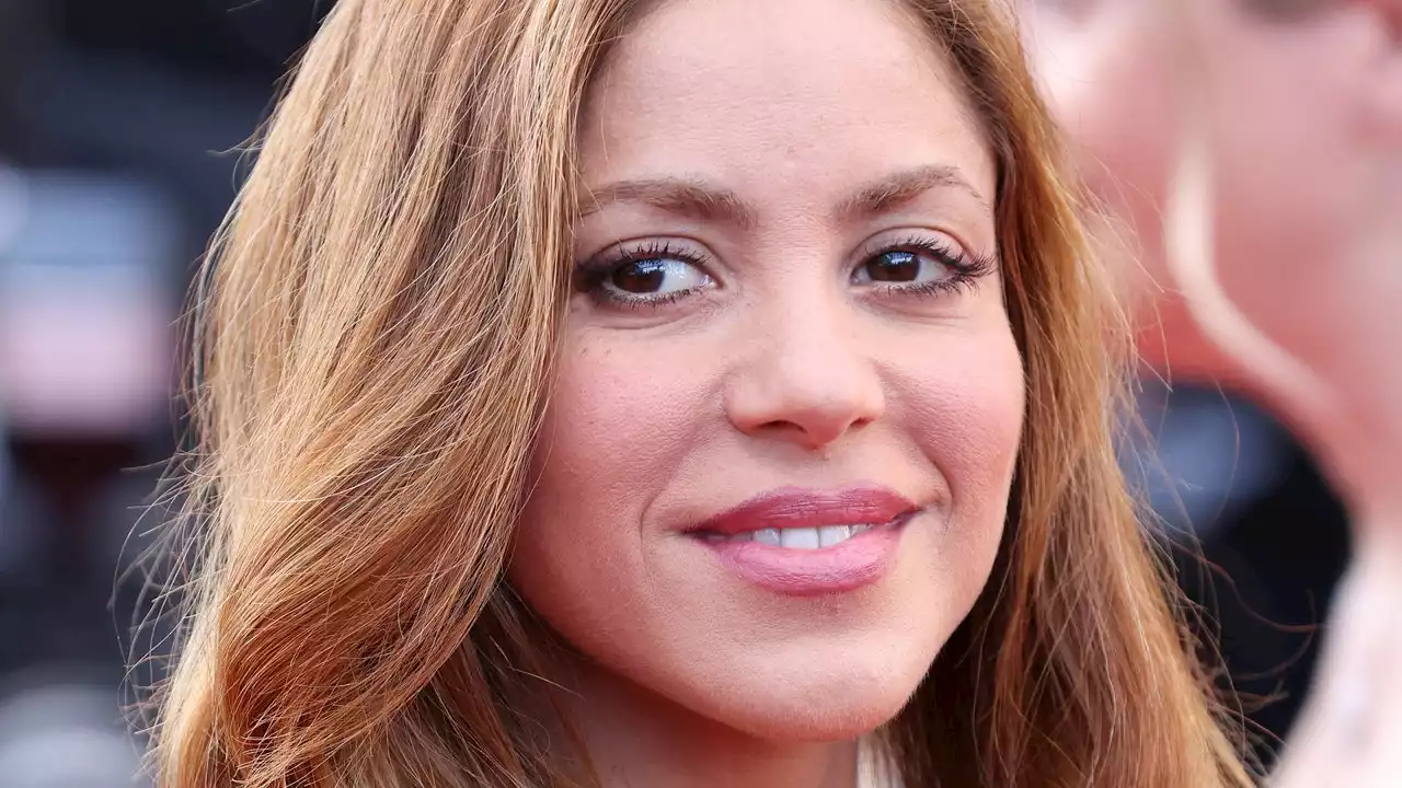 Naturally, Shakira Has Pink Mermaid Hair in Her New Music Video