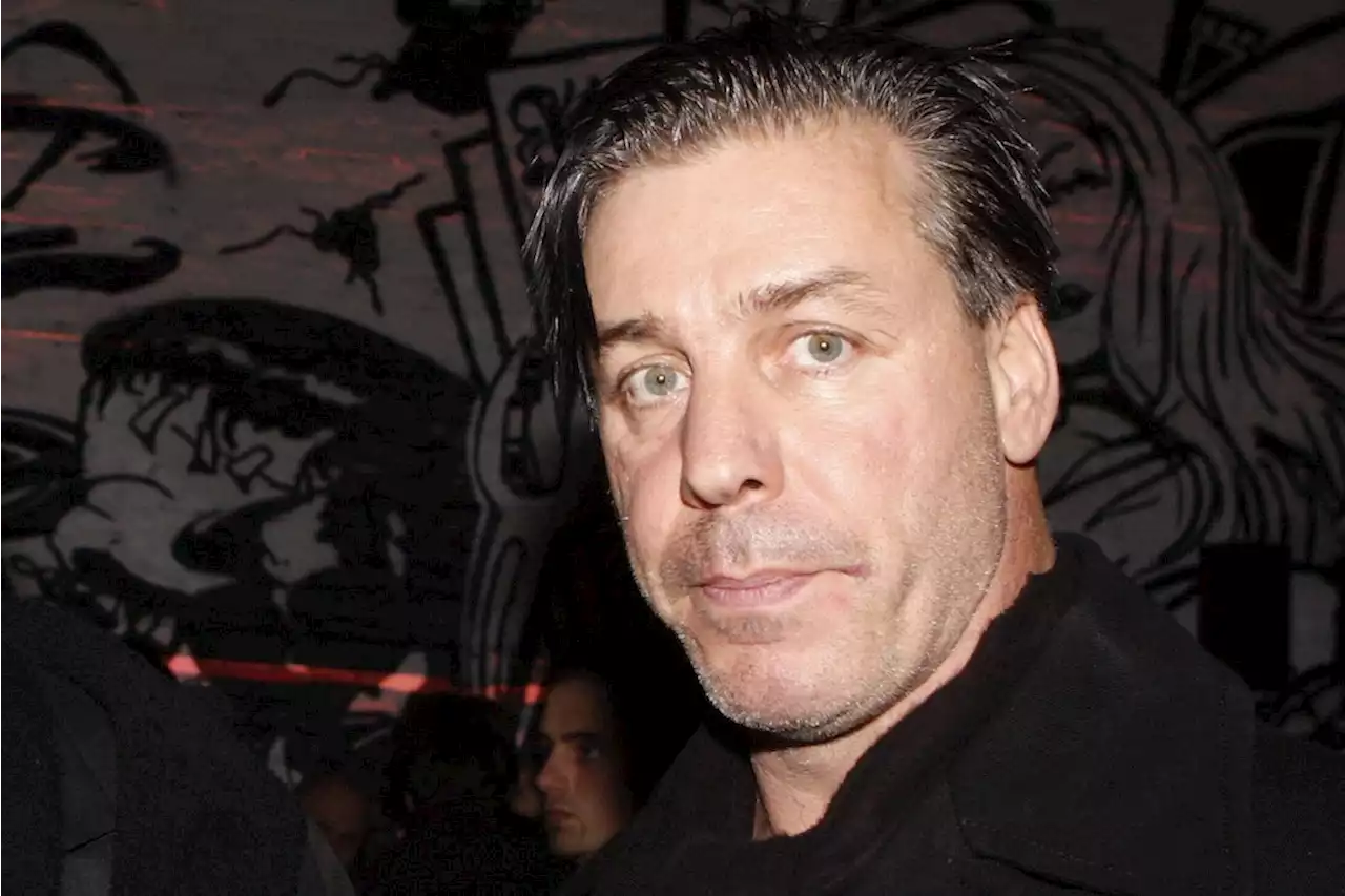 „Till Lindemann is a rapist“: Hauswand vor Wohnung des Rammstein-Sängers beschmiert