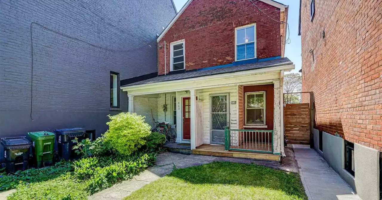 This 11-ft wide Toronto house that looks abandoned is going for almost $1 million