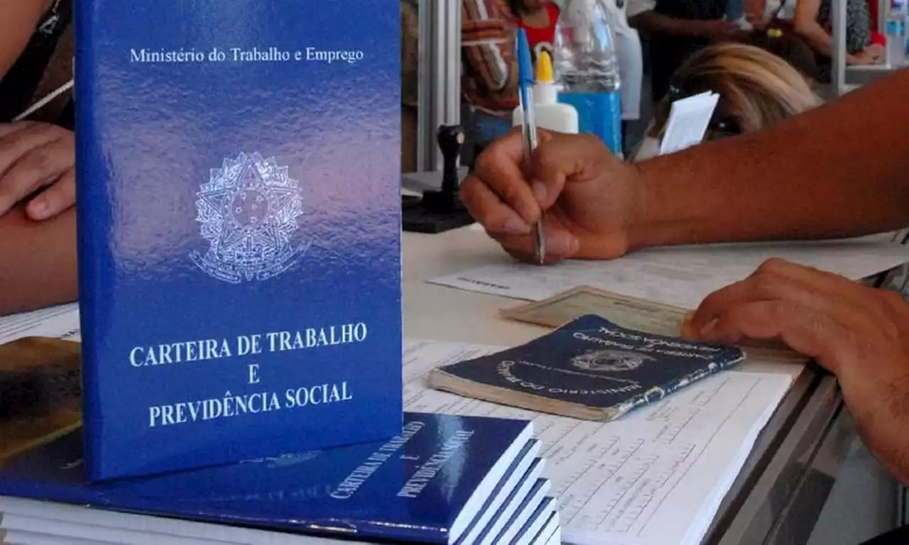 Taxa de desocupação no trimestre fica em 8,3%, a menor desde maio de 2015, diz IBGE