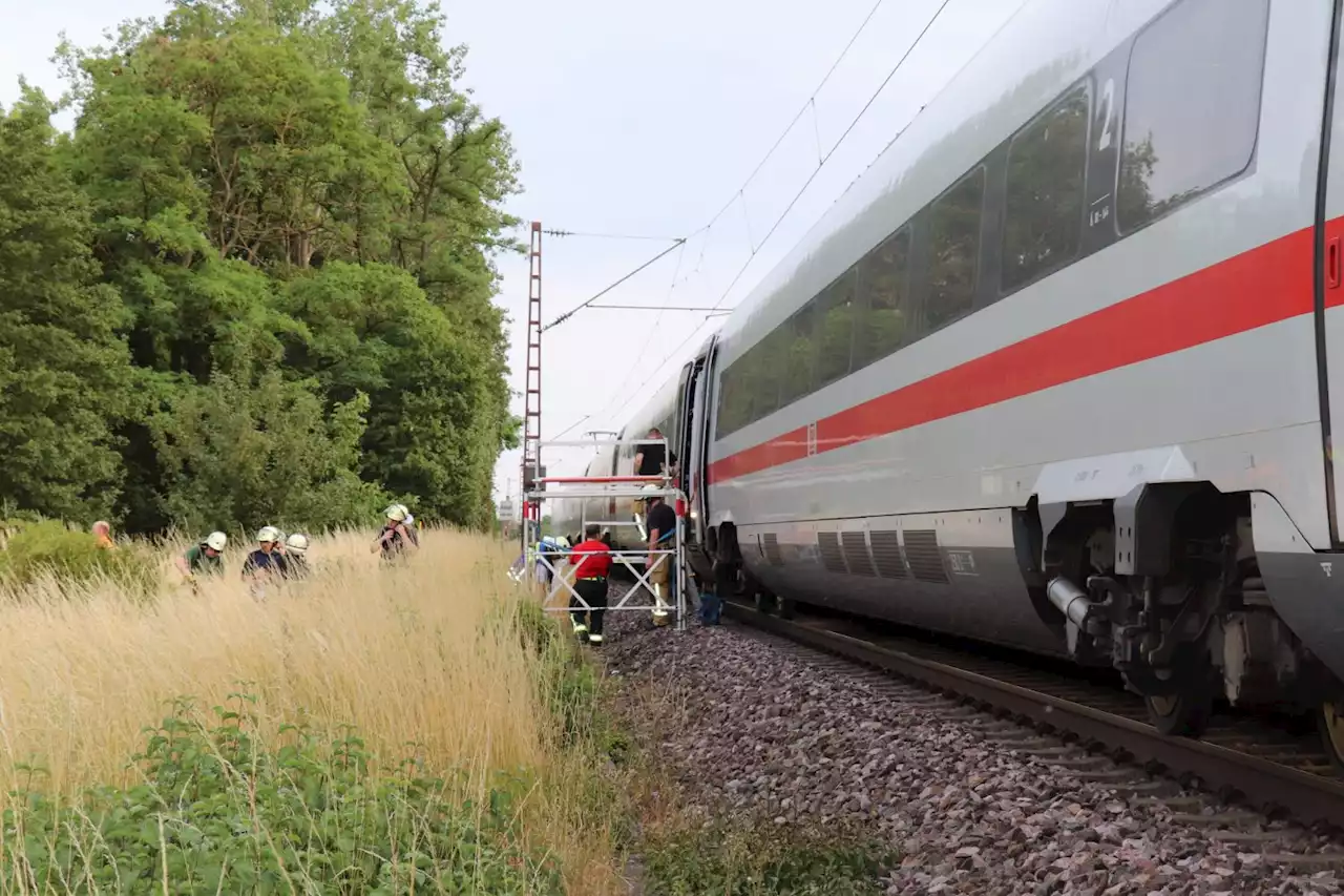 Evakuierung von 320 Fahrgästen aus liegengebliebenem ICE