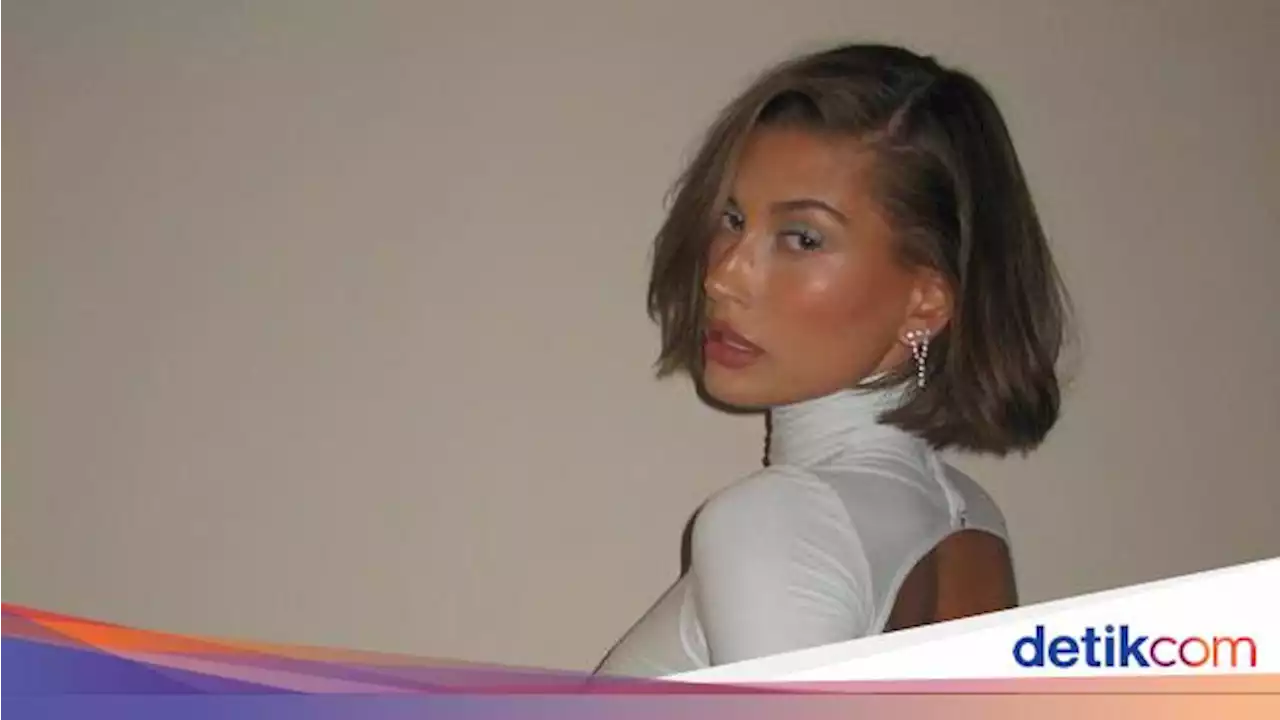 Gaya Kondangan Hailey Bieber Jadi Kontroversi, Pakai Gaun Putih yang Seksi