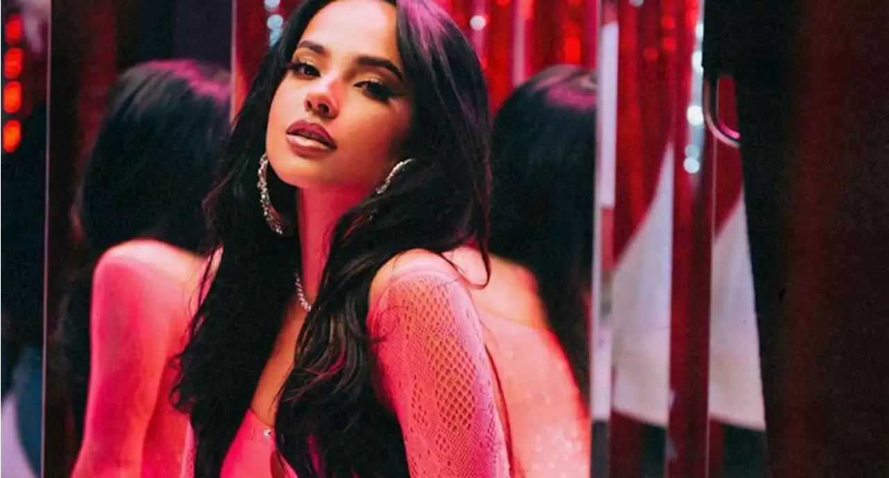 Becky G lanza referencias a Peso Pluma, Eslabón Armado y Bellakath en nueva canción “La Nena”