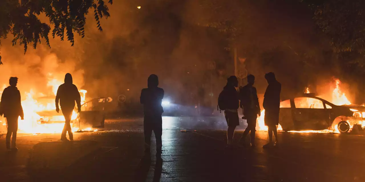 Violences urbaines : un homme tué par une balle destinée aux policiers après des émeutes en Guyane