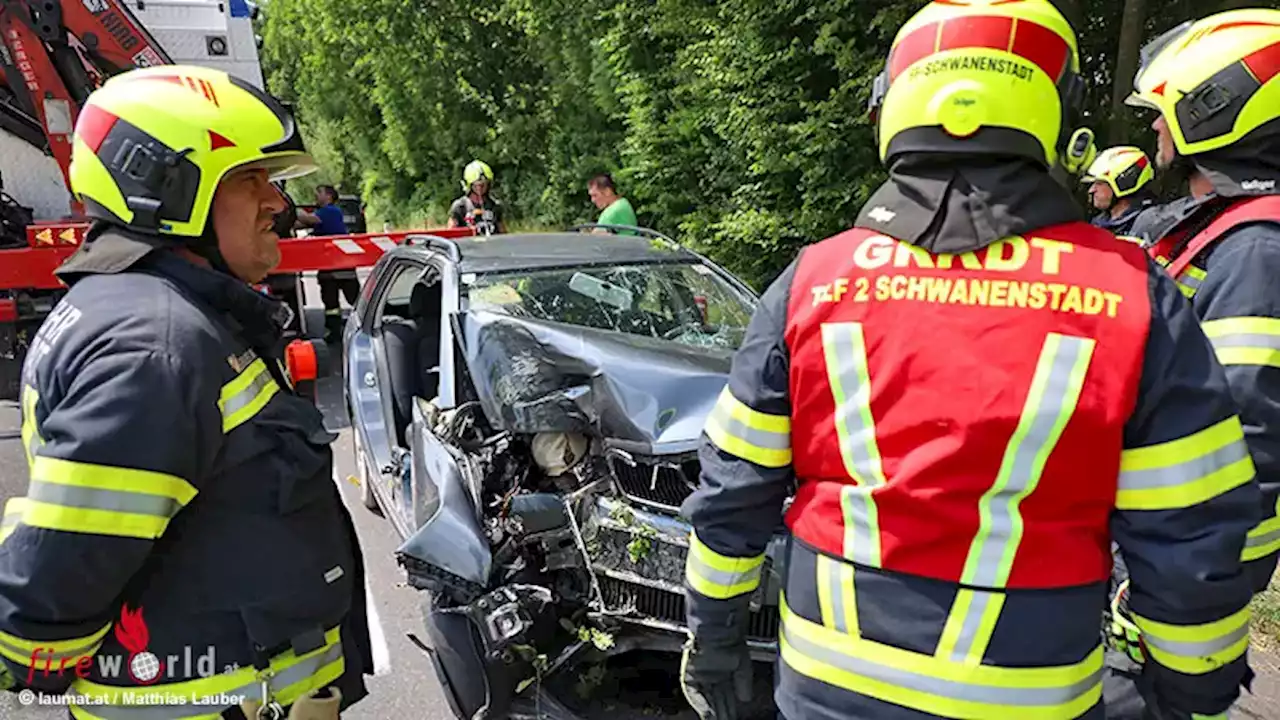 Oö: Eingeklemmte nach Pkw-Kollision gegen Baum in Rüstorf befreit