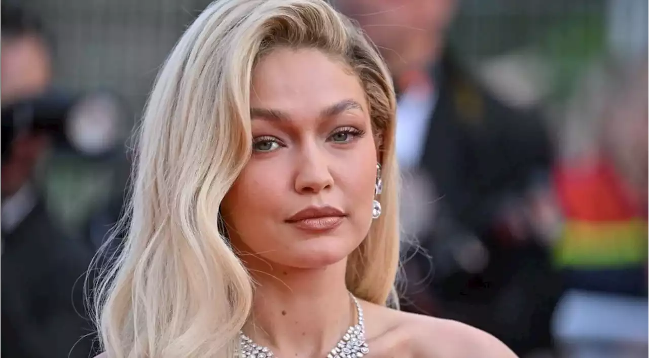 Gigi Hadid, fatale dans un ensemble noir en soi durant la Fashion Week