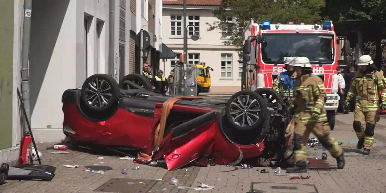 Autolenkerin stürzt aus Parkhaus 10 Meter in den Tod