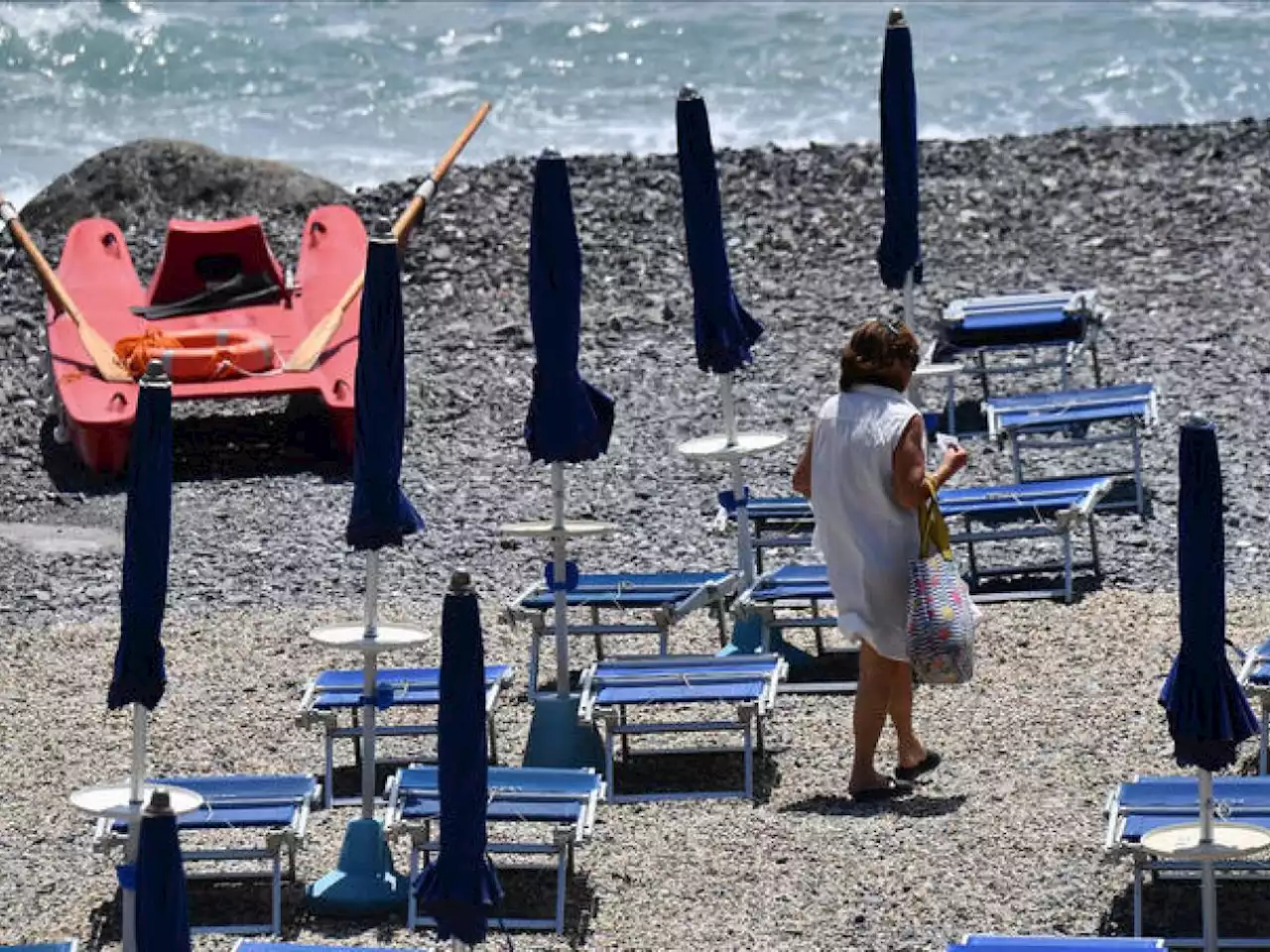 A Bagnoli ora si può andare in spiaggia, ma niente tuffi nell’acqua sporca