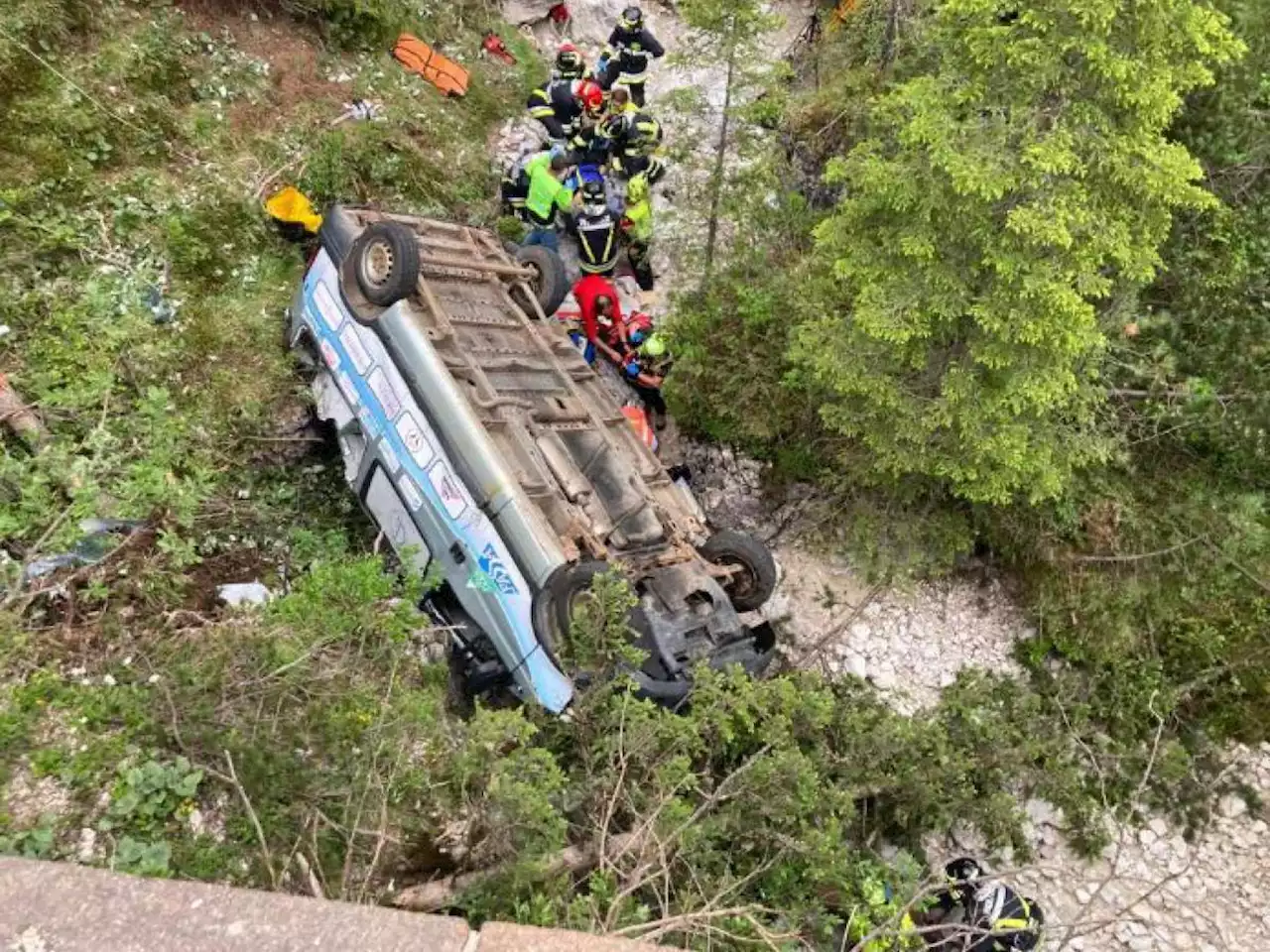 Paura in Trentino, furgone precipita in una scarpata: 9 feriti, fra cui un bambino