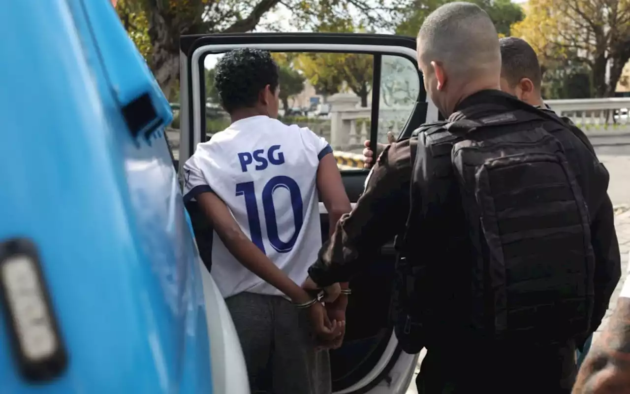 Adolescente apreendido tenta fugir de policiais ao ser levado para o IML | Rio de Janeiro | O Dia