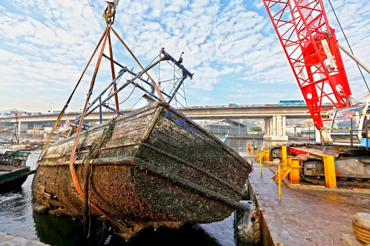 Força-tarefa inicia retirada de mais cinco embarcações e carcaças abandonadas na Baía de Guanabara