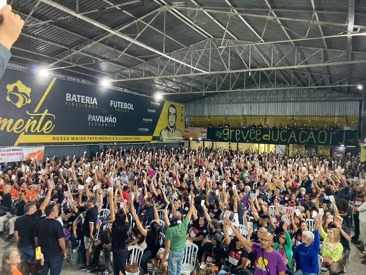 Greve dos professores do Rio chega ao fim após assembleia do sindicato