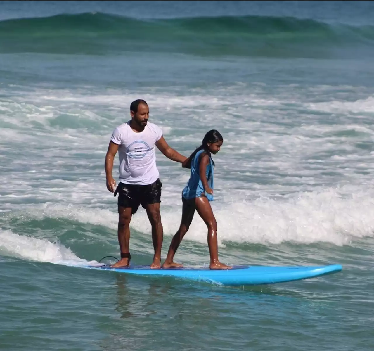 ONG promove mutirão de limpeza da praia no Quebra-mar da Barra da Tijuca