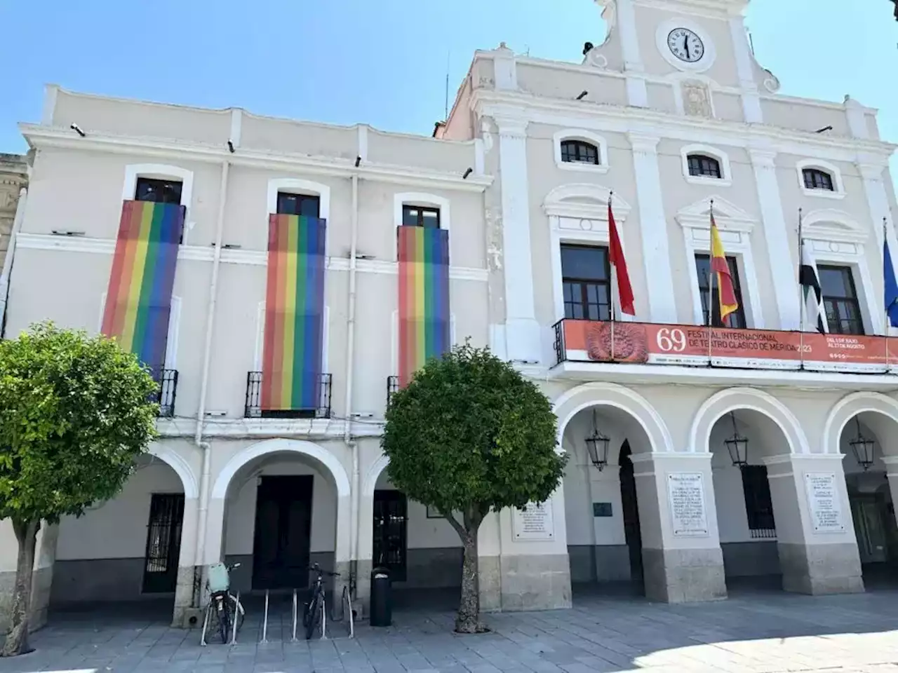 Un concejal de Vox Mérida pide retirar del Ayuntamiento la bandera LGTBI y la equipara con la de los pedófilos