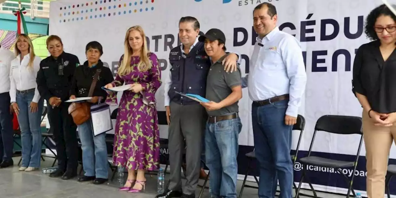 Giovani Gutiérrez entrega 120 cédulas de empadronamiento a locatarios de mercados