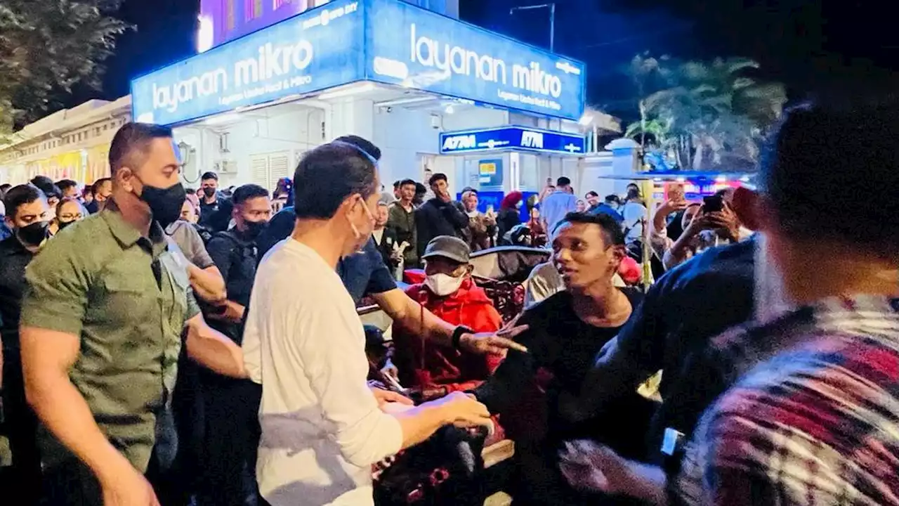 Jokowi Sapa Warga dan Bagi-Bagi Kaos di Malioboro Semalam