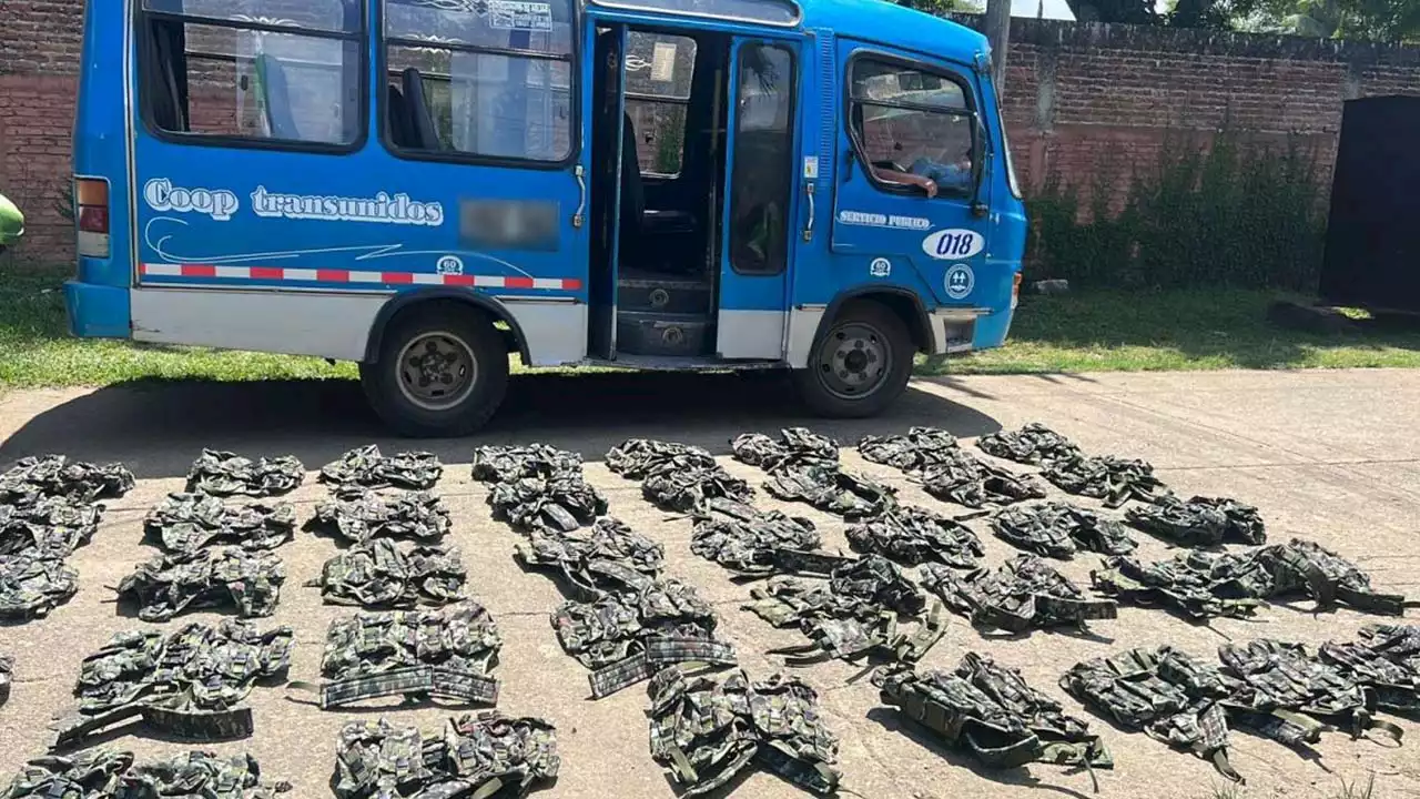 Incautan 40 chalecos del Ejército que se transportaban en una buseta de servicio público