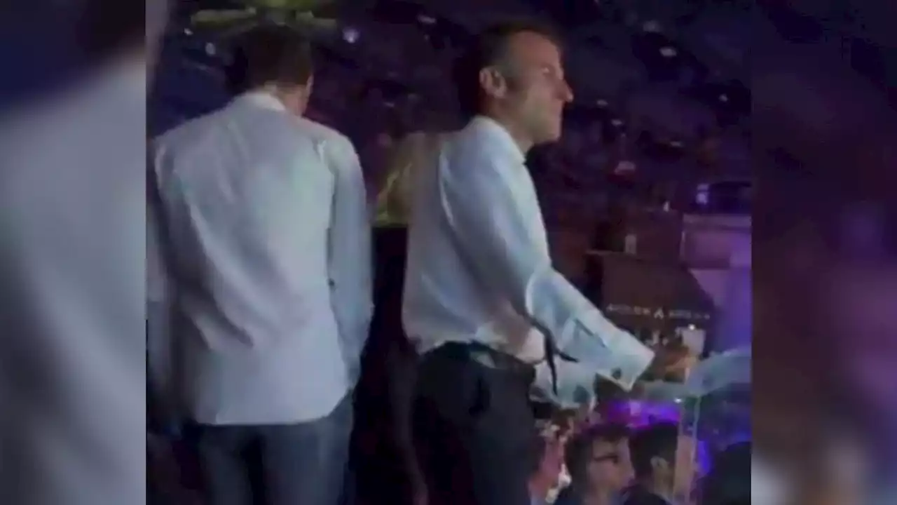 Grabaron a Macron bailando en un recital mientras Francia es víctima de la violencia policial