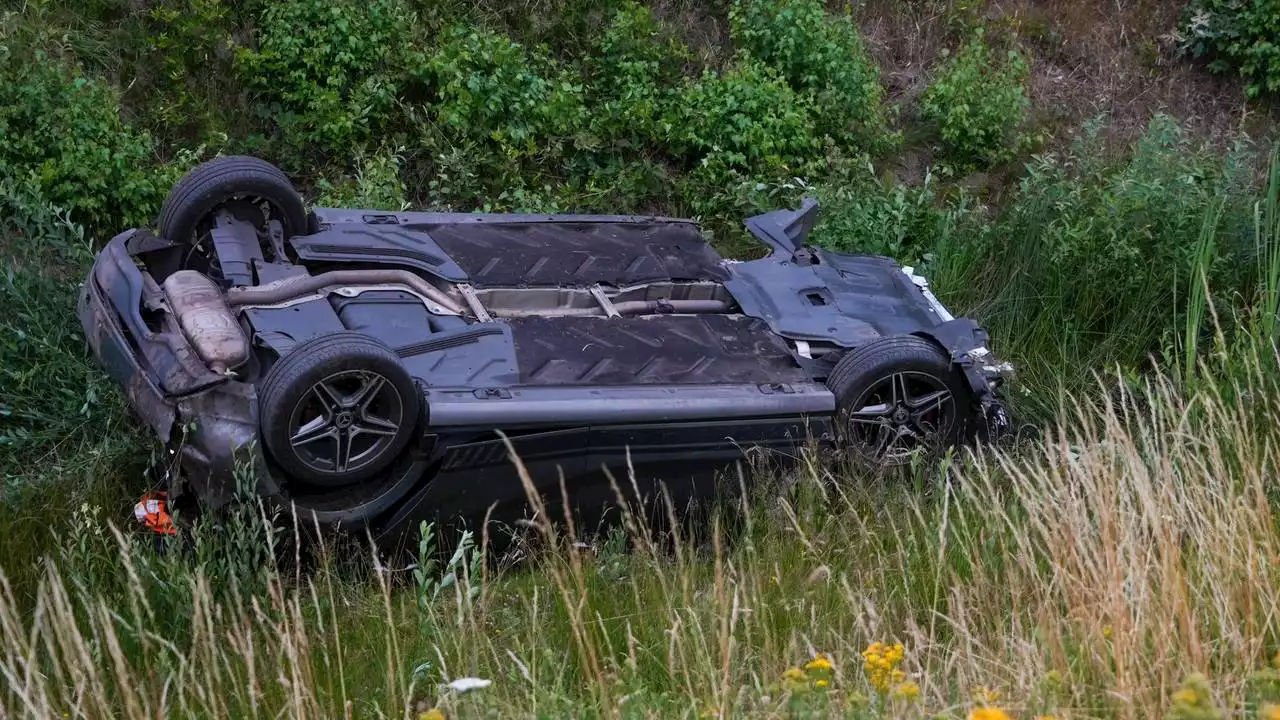 Auto raakt van de weg en belandt in sloot naast A50: vijf gewonden