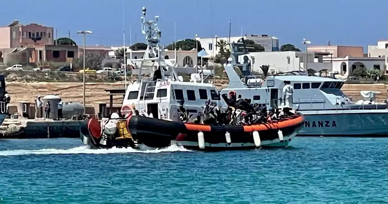 Migranti sbarcati a Lampedusa: 'Alcuni di noi sono caduti in mare e sono dispersi'