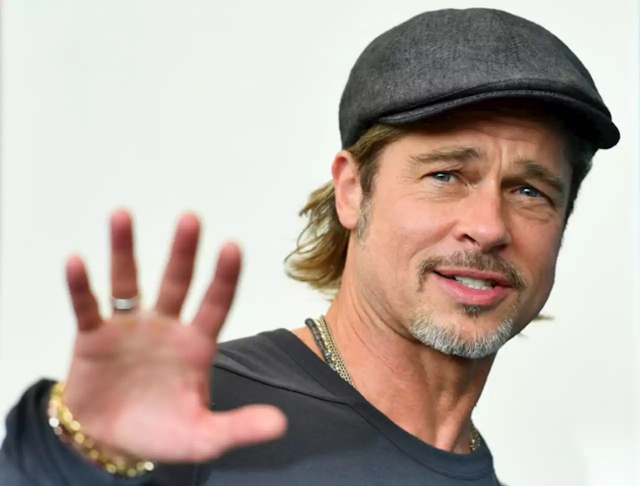 Mulher cai em golpe e perde R$ 896 mil ao se relacionar com ‘fake’ de Brad Pitt