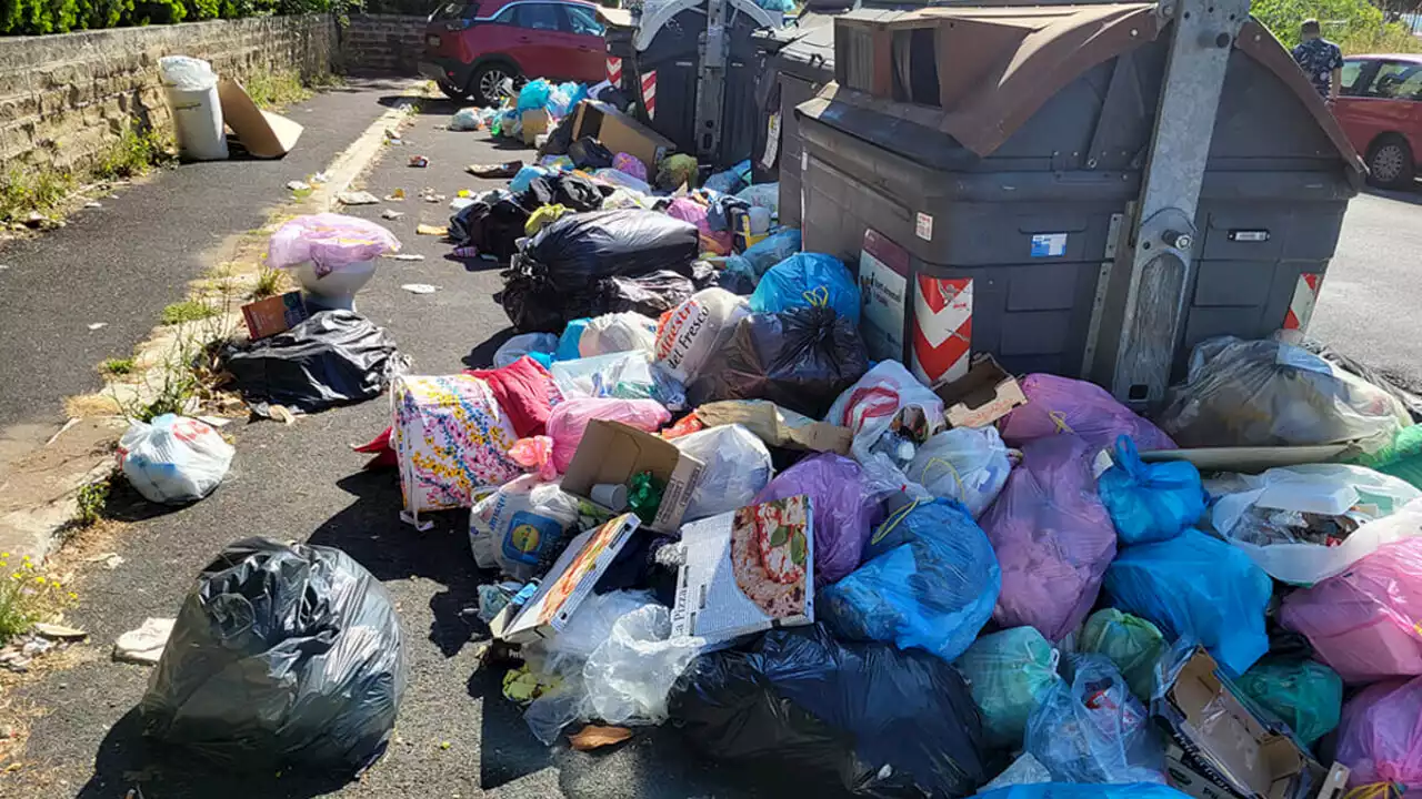 A Roma rifiuti ancora in strada per il ponte. Gualtieri: 'Flotta Ama non rinnovata per anni'