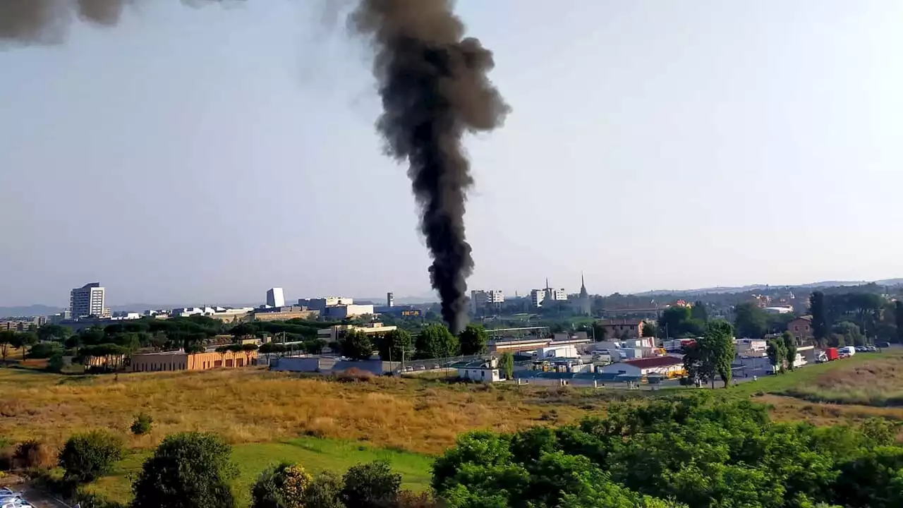 Incendio a Casal Boccone, fiamme e nuvola nera in cielo. I residenti: 'Sentite esplosioni'