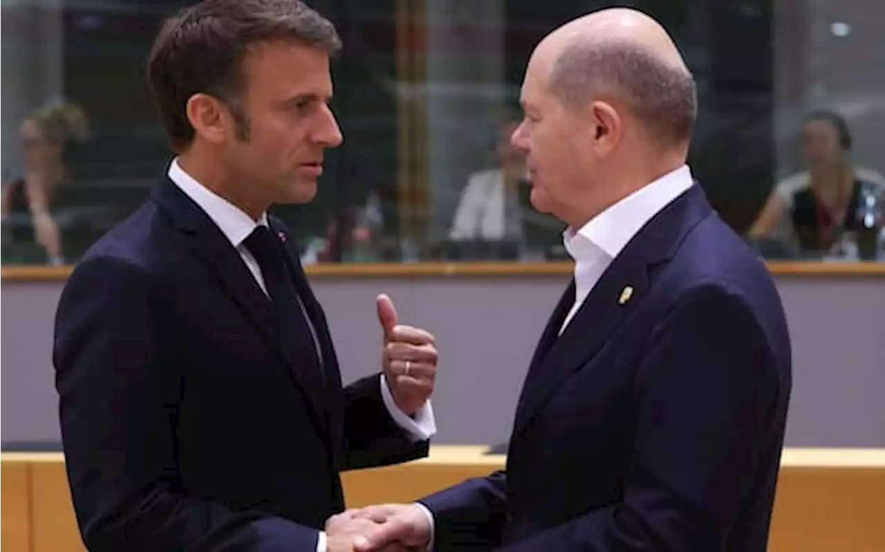 Proteste in Francia, Macron lascia vertice Ue: al suo posto Scholz