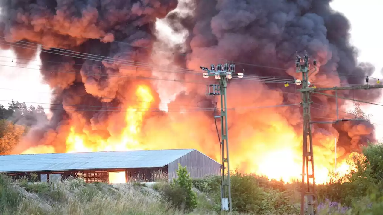 Storbranden i industribyggnader i Nyköping är under kontroll