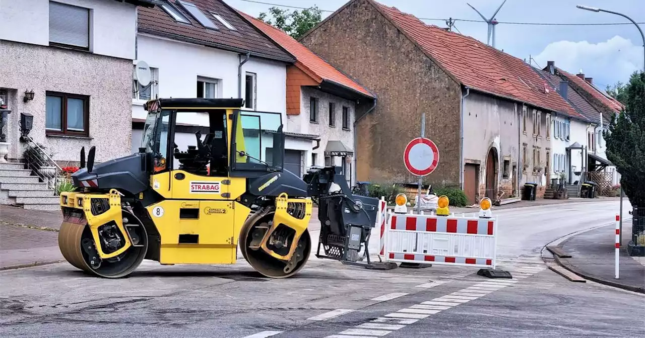 Über ein halbes Jahr später als geplant: Nach monatelanger Diskussion um gefällte Allee – Sanierung der L 140 bei Elm verzögert sich erneut