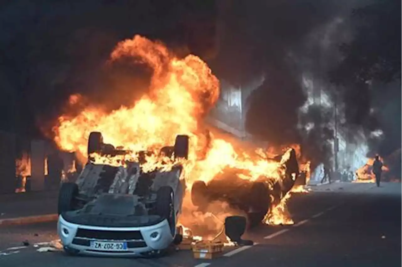 Le banlieue a fuoco nel nome di Nahel. Oltre 400 fermati