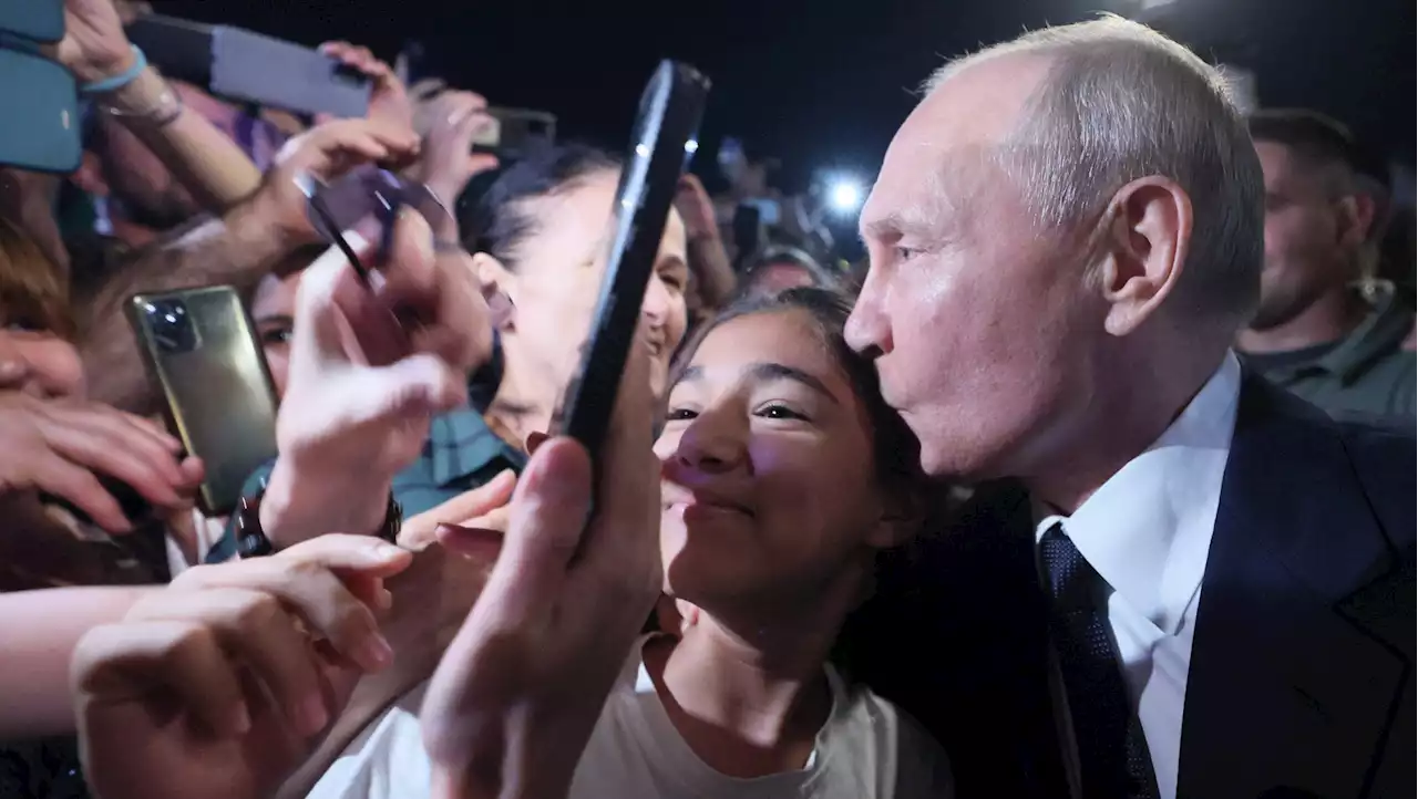 Putin's PR machine 'trying to humanise president' after mutiny with selfies and kisses