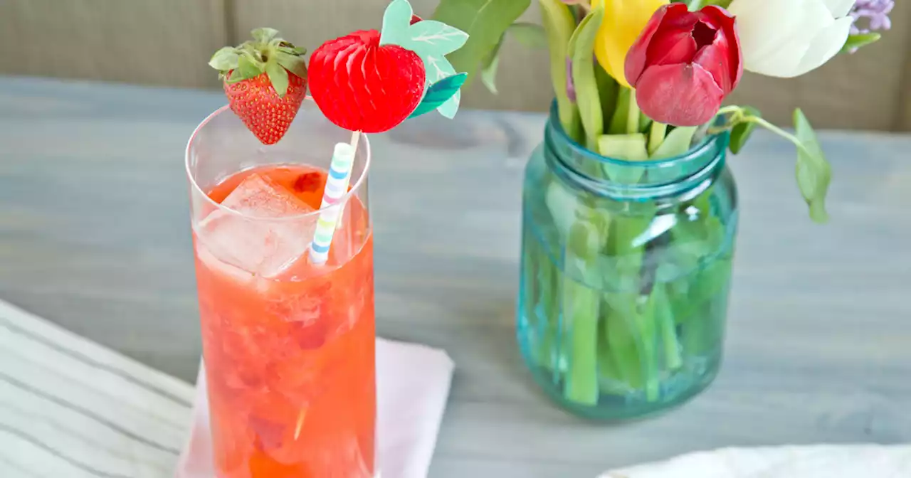 This bourbon strawberry lemonade is the perfect summer cocktail