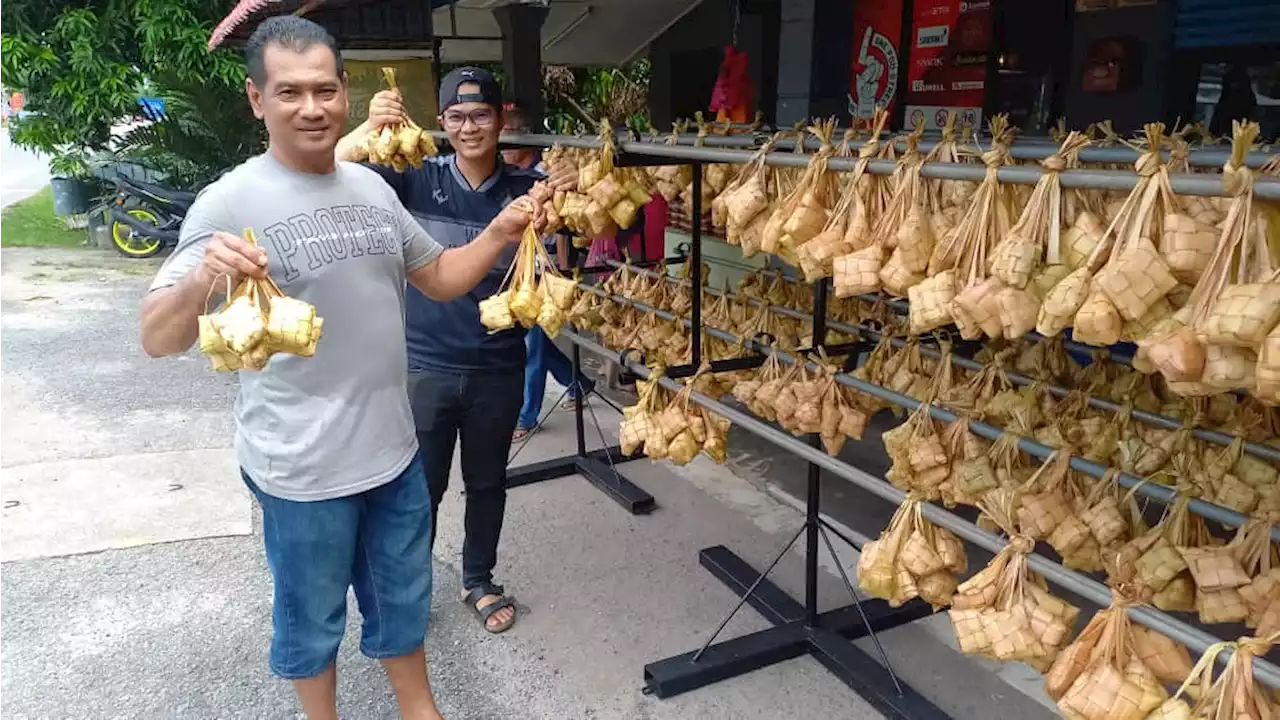 Teruskan tradisi jual ketupat