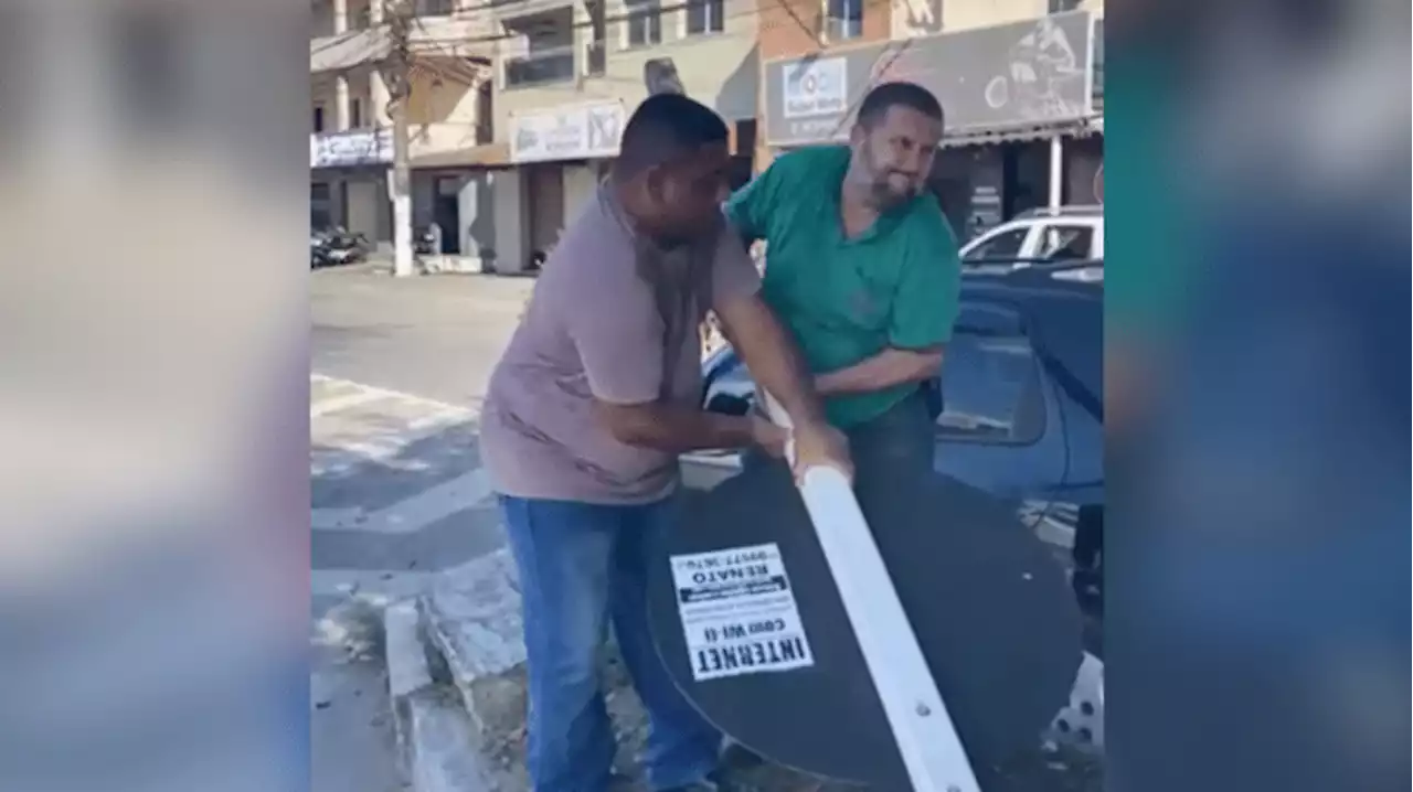 Vereador arranca placa de trânsito para 'liberar' retorno irregular no ES