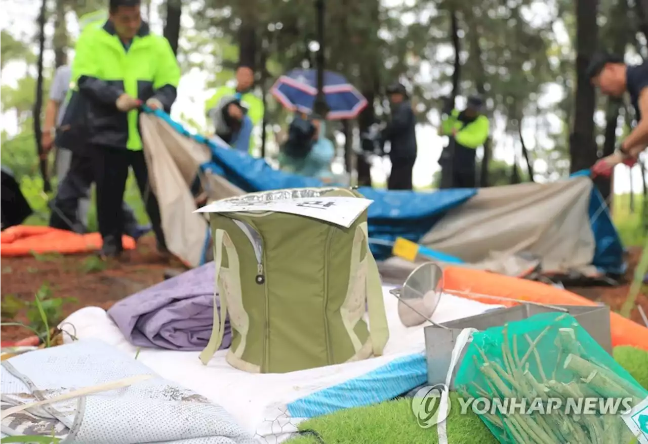 [르포] '진짜 알박기였네' 해수욕장 방치 텐트 철거하다 망치 두동강 | 연합뉴스