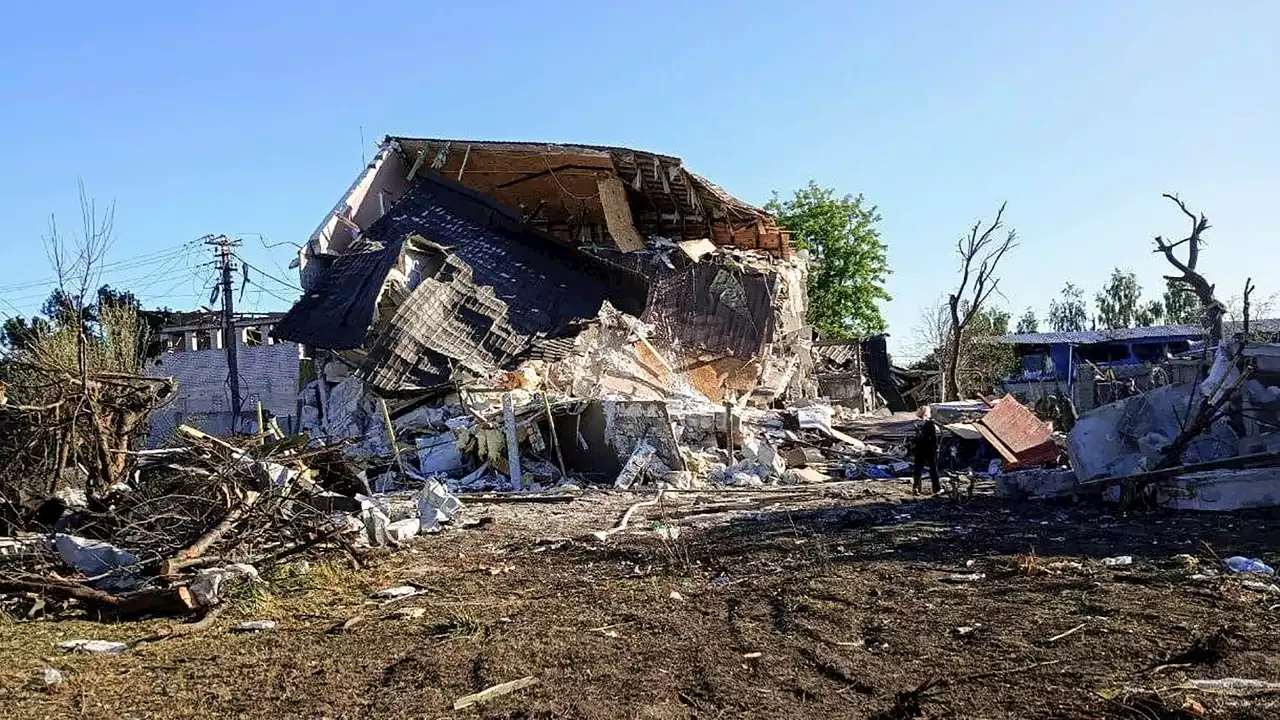 Al menos una niña muerta y decenas de heridos por bombardeos rusos en una zona residencial en Ucrania