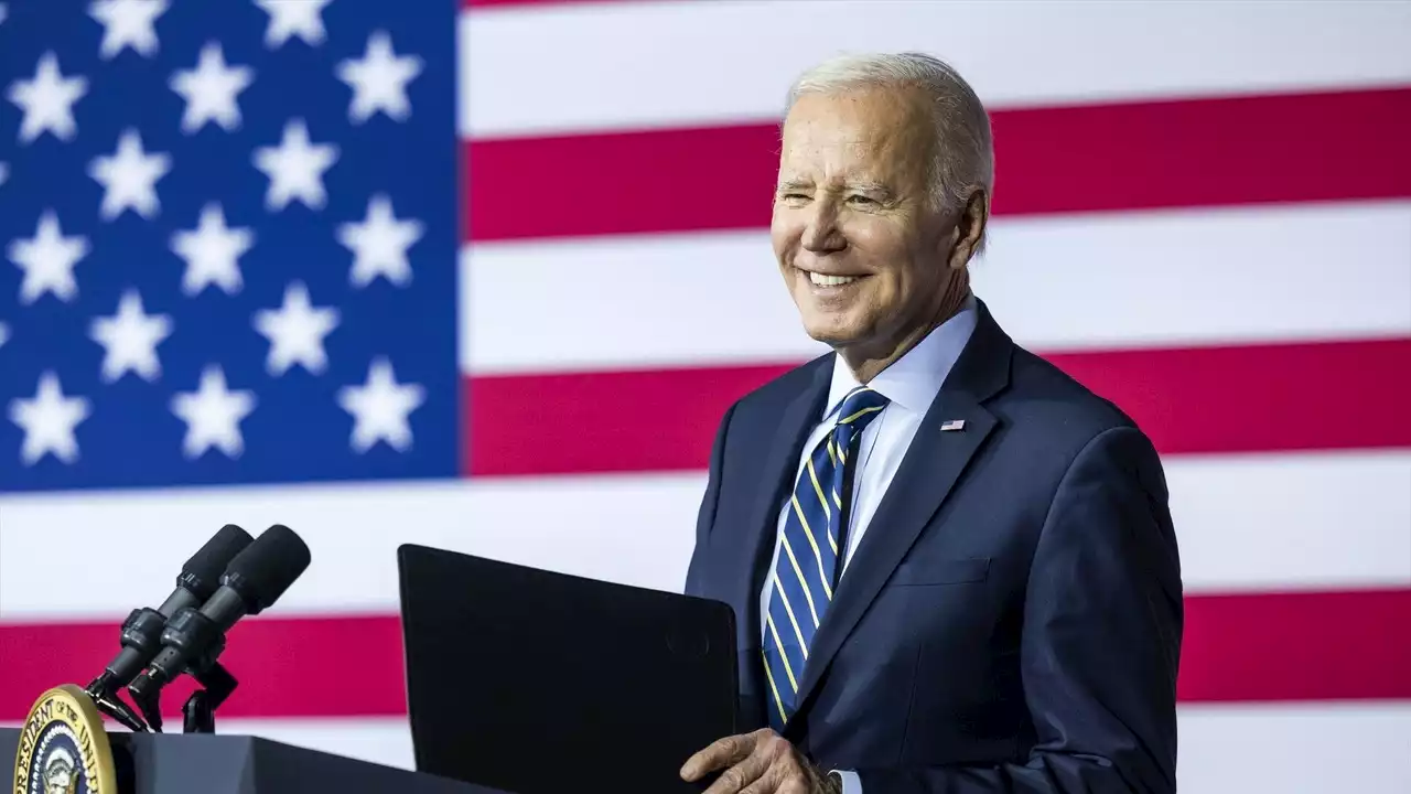 Biden firma un acuerdo con los republicanos para elevar el techo de deuda hasta 2025