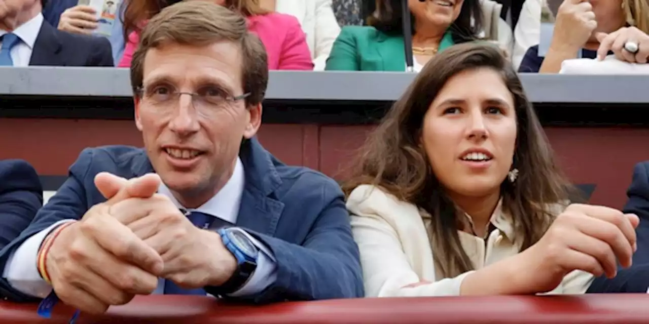 Almeida disfruta de una tarde de toros con su nueva novia