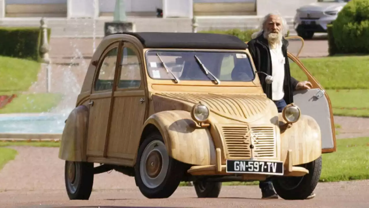 Une 2CV en bois, unique au monde, adjugée à 210 000 euros