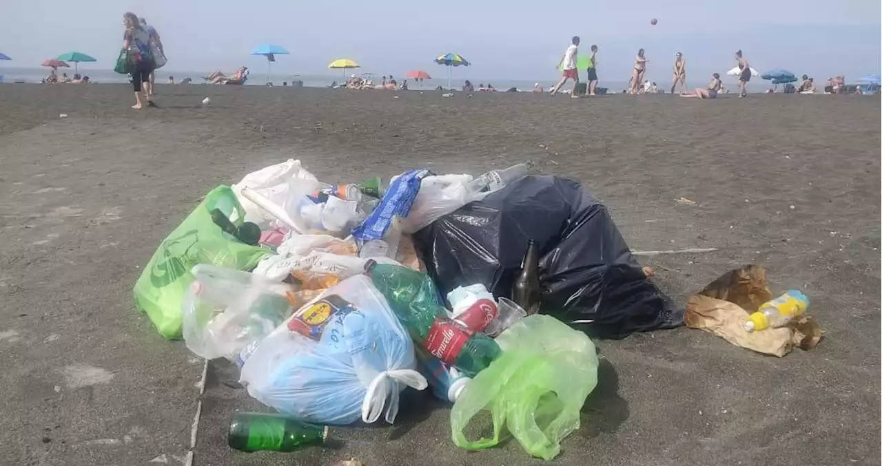 Rifiuti in spiaggia a Roma, M5s: 'Salute a rischio'