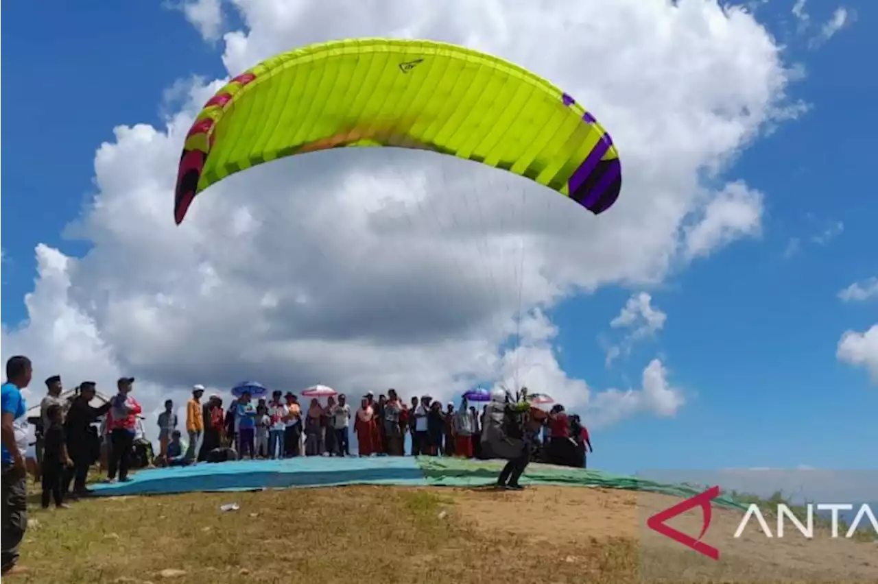 Sumenep gaet wisatawan dengan festival paralayang